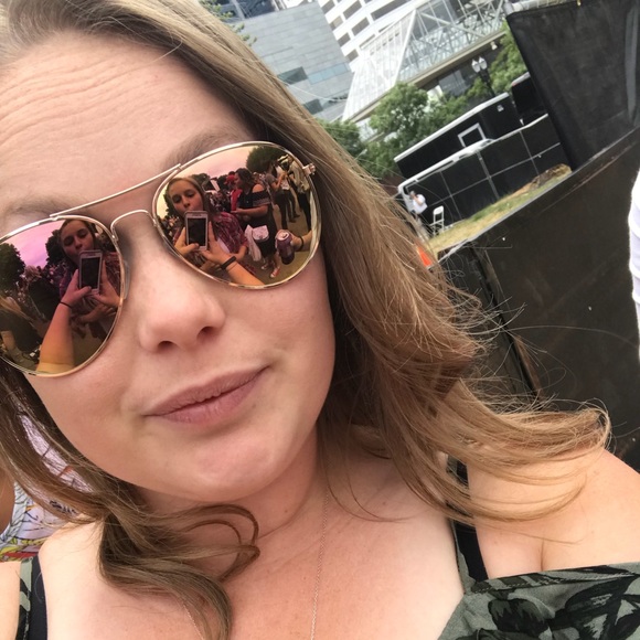 Meet your Posher, Lindsey - Picture 1 of 1